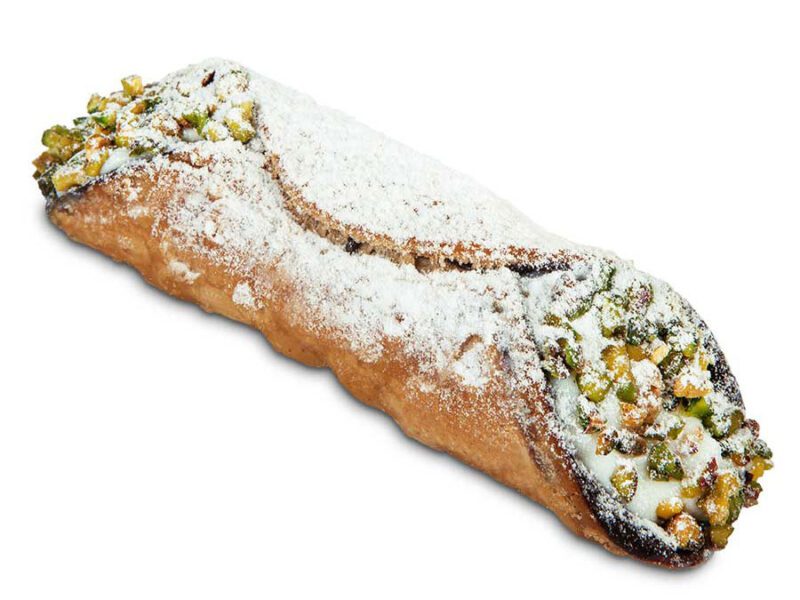 L’originale cannolo con una cialda croccante, è farcito con una ricotta di pura pecora dalla cremosità irresistibile, arricchita da una granella di pistacchio che dona un tocco croccante e un sapore autentico.