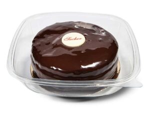 Torta sacher nella vaschetta trasparente