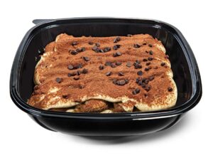 Torta tiramisù nella vaschetta nera