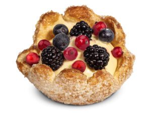 Cestino monoporzione sfoglia frutti di bosco con decorazioni di more, mirtilli, ribes