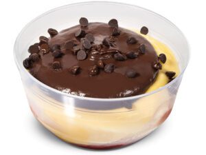 Particolare della zuppa inglese in coppetta, con crema pasticcera e crema al cioccolato su una base di savoiardi inzuppati nell’alchermes.