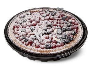 Torta chantilly con frutti di bosco con confezione nera
