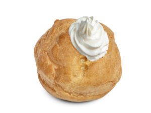 Primo piano di un bignè farcito con panna di qualità superiore