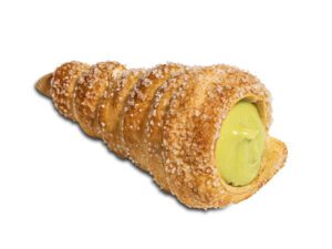 Particolare della sfoglia croccante che avvolge una deliziosa crema pasticcera al pistacchio.