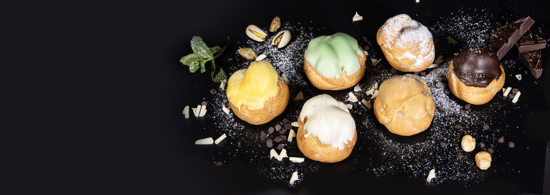 bignoline assortite con decorazioni di pezzi di cioccolata. menta e pistacchi freschi