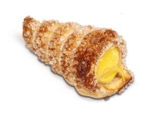Primo piano di un cannolo sfoglia conico mignon crema pasticcera