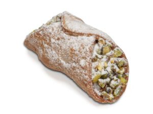 Primo piano di un cannolo siciliano medio con granella di pistacchi